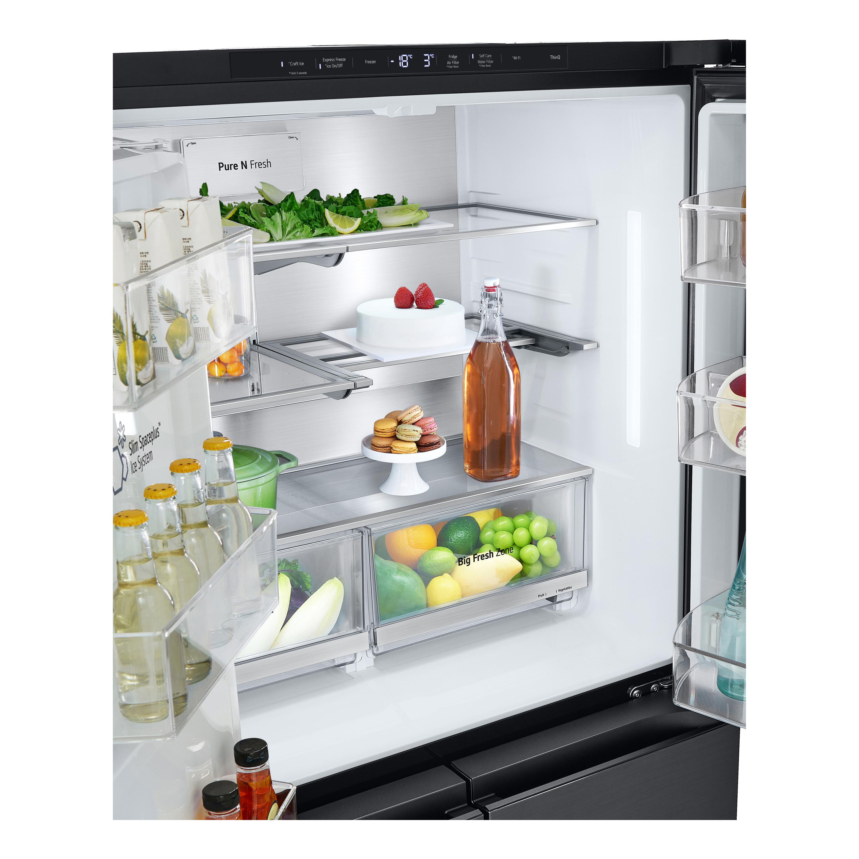 In einem Kühlschrank mit Lebensmitteln, darunter Kuchen, Obst, Flaschen und Gemüse.