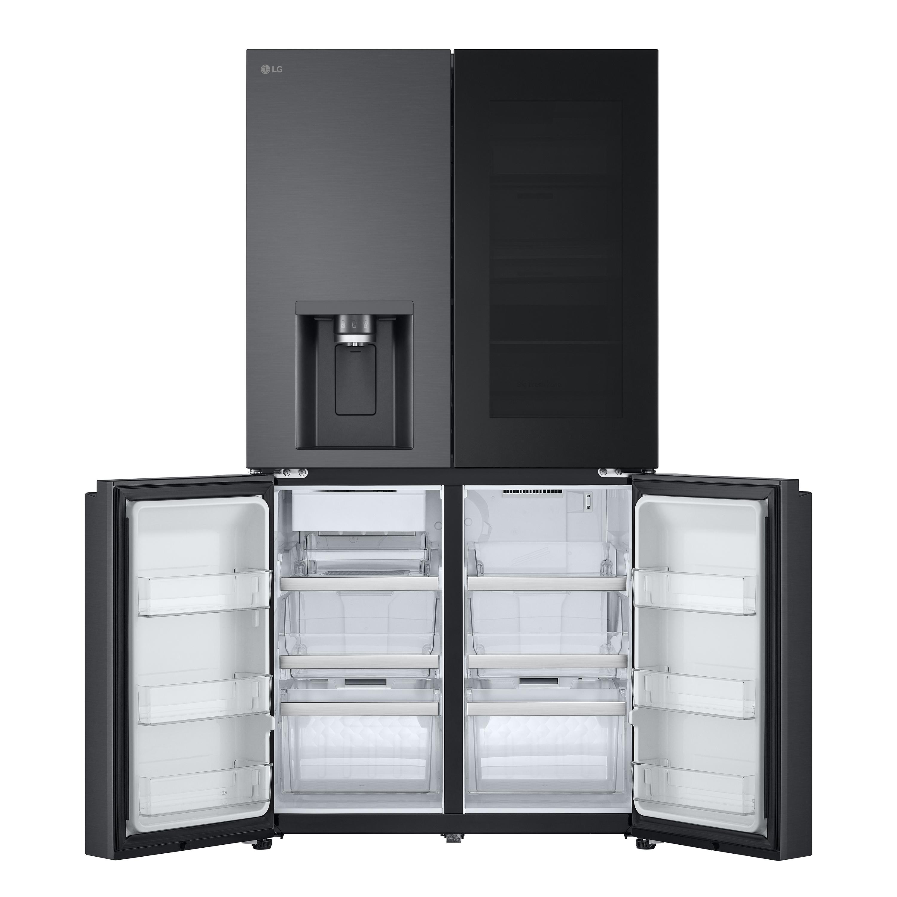 Schwarzer LG-Kühlschrank. Obere Türen geschlossen, untere Türen offen. Innenraum mit Regalen und Schubladen. Wasserspender sichtbar.