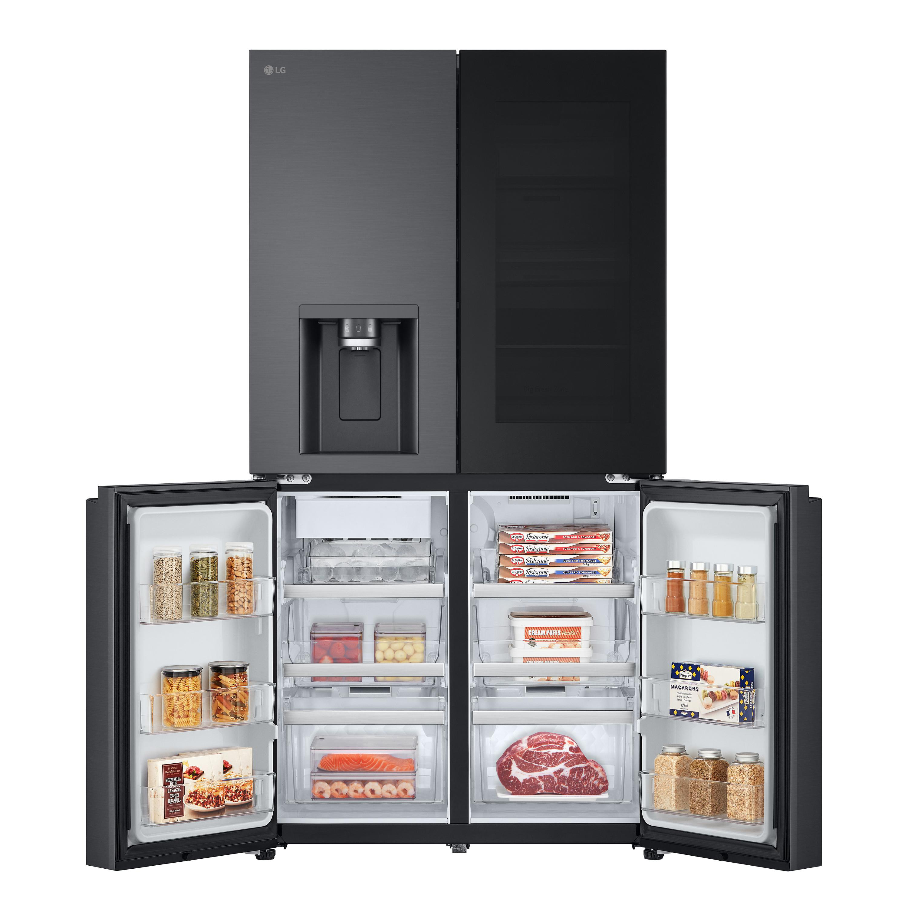 Schwarzer LG-Kühlschrank mit geöffneten Türen, die Lebensmittel zeigen. Mit Wasserspender und verschiedenen Produkten.