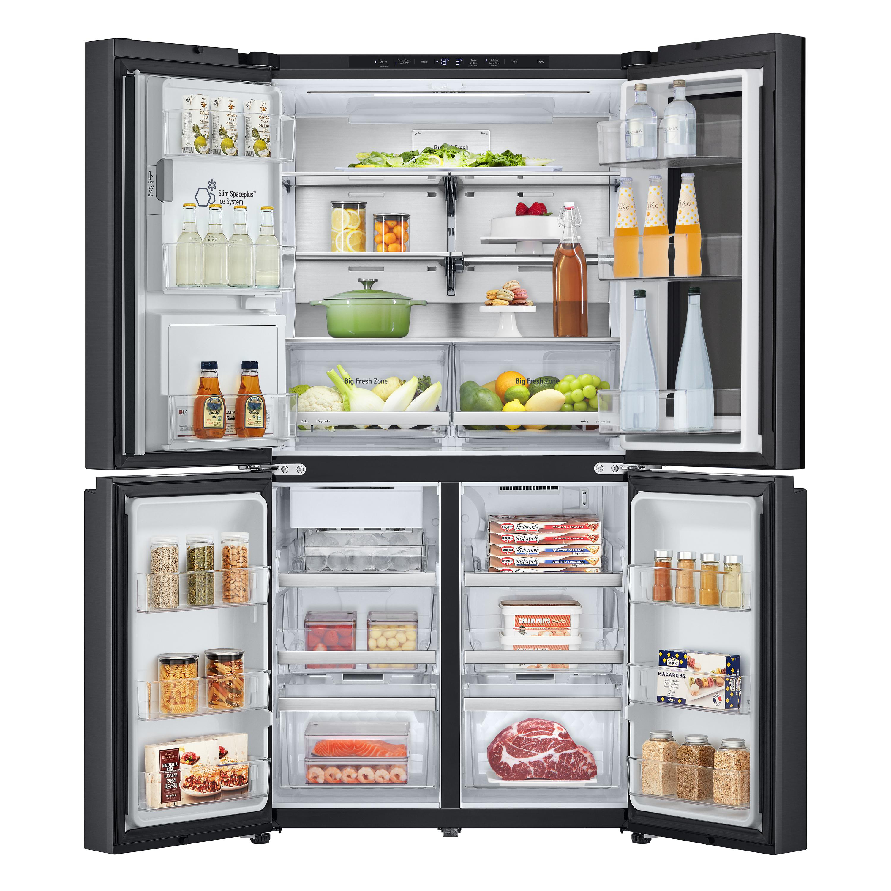 Schwarzer Kühlschrank mit offenen Türen. Im Inneren befinden sich Obst, Gemüse, Getränke und Tiefkühlkost. Verschiedene Regale sind voll.
