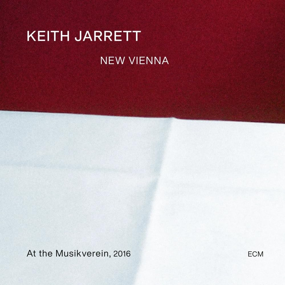 Album borítója, 'Keith Jarrett New Vienna' felirattal. Piros és fehér háttér. 'At the Musikverein, 2016' és 'ECM' alul.