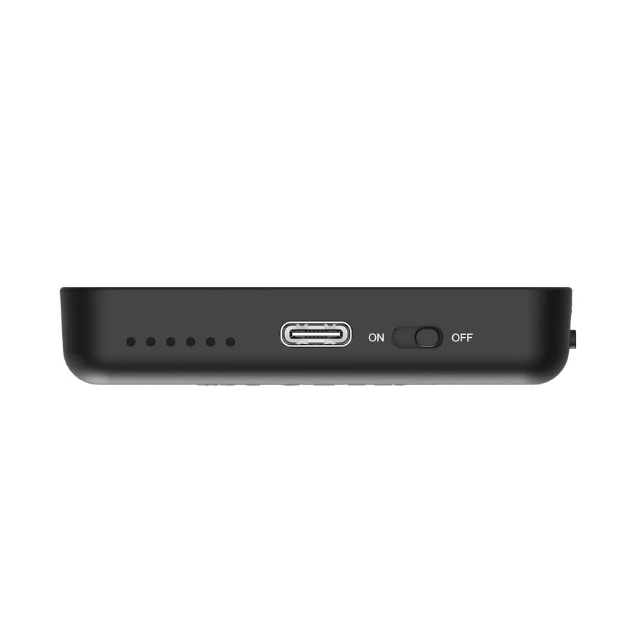 Schwarzes rechteckiges Gerät mit USB-C-Anschluss, Betriebsanzeigen und Ein/Aus-Schalter. Der Hintergrund ist schwarz.