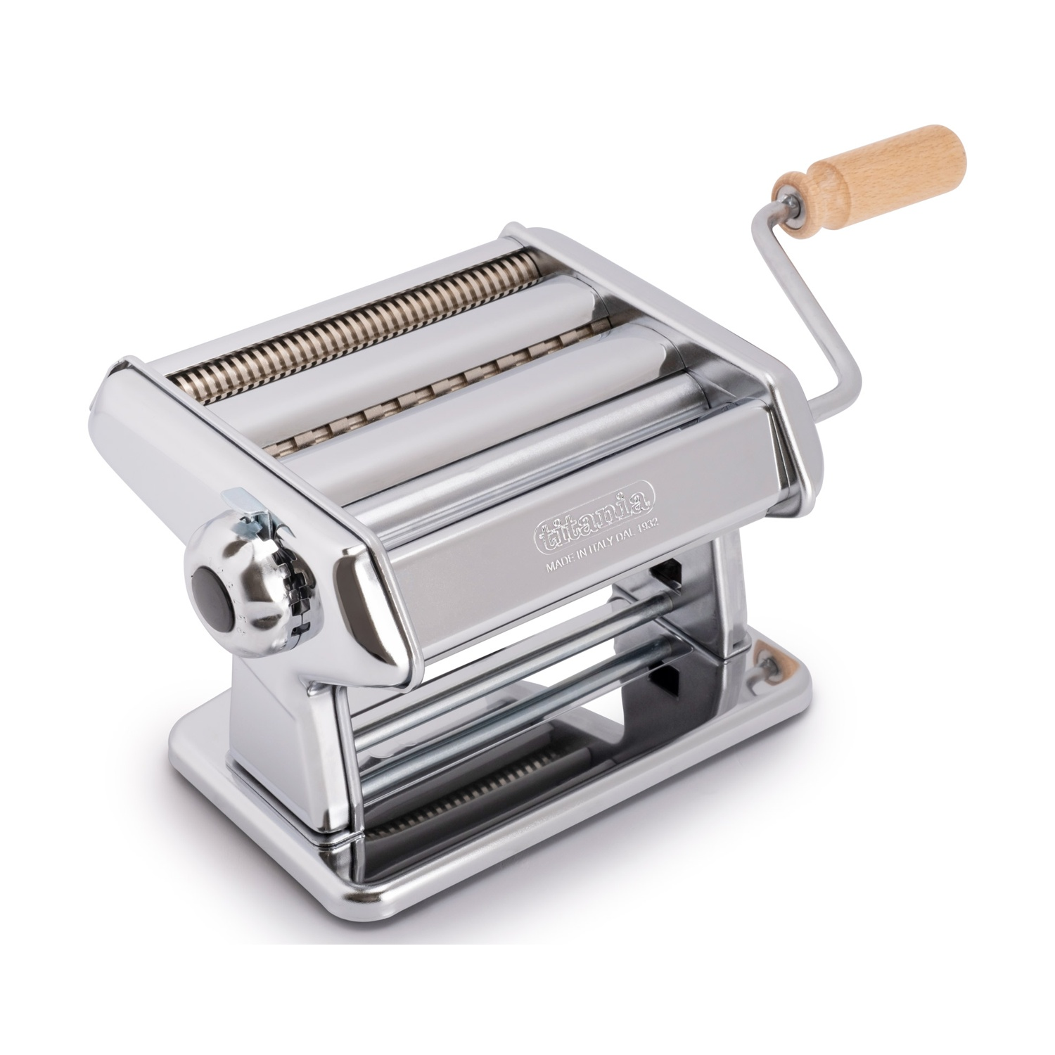 Una macchina per la pasta argentata con manico in legno su una superficie bianca. La macchina è etichettata 'Titania, Made in Italy 1932'.