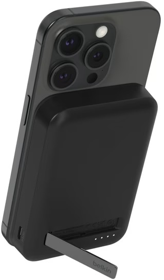 iPhone noir avec un étui de chargement noir attaché. L'étui possède un support et trois voyants.