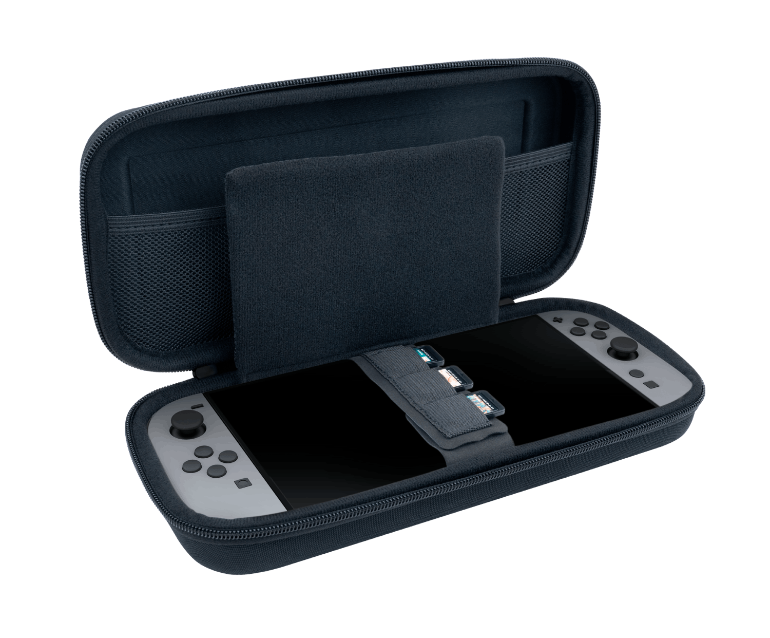 Un estuche azul marino, desabrochado, revela una consola de juegos con mandos grises. Dentro, hay cartuchos de juego. El fondo es negro.