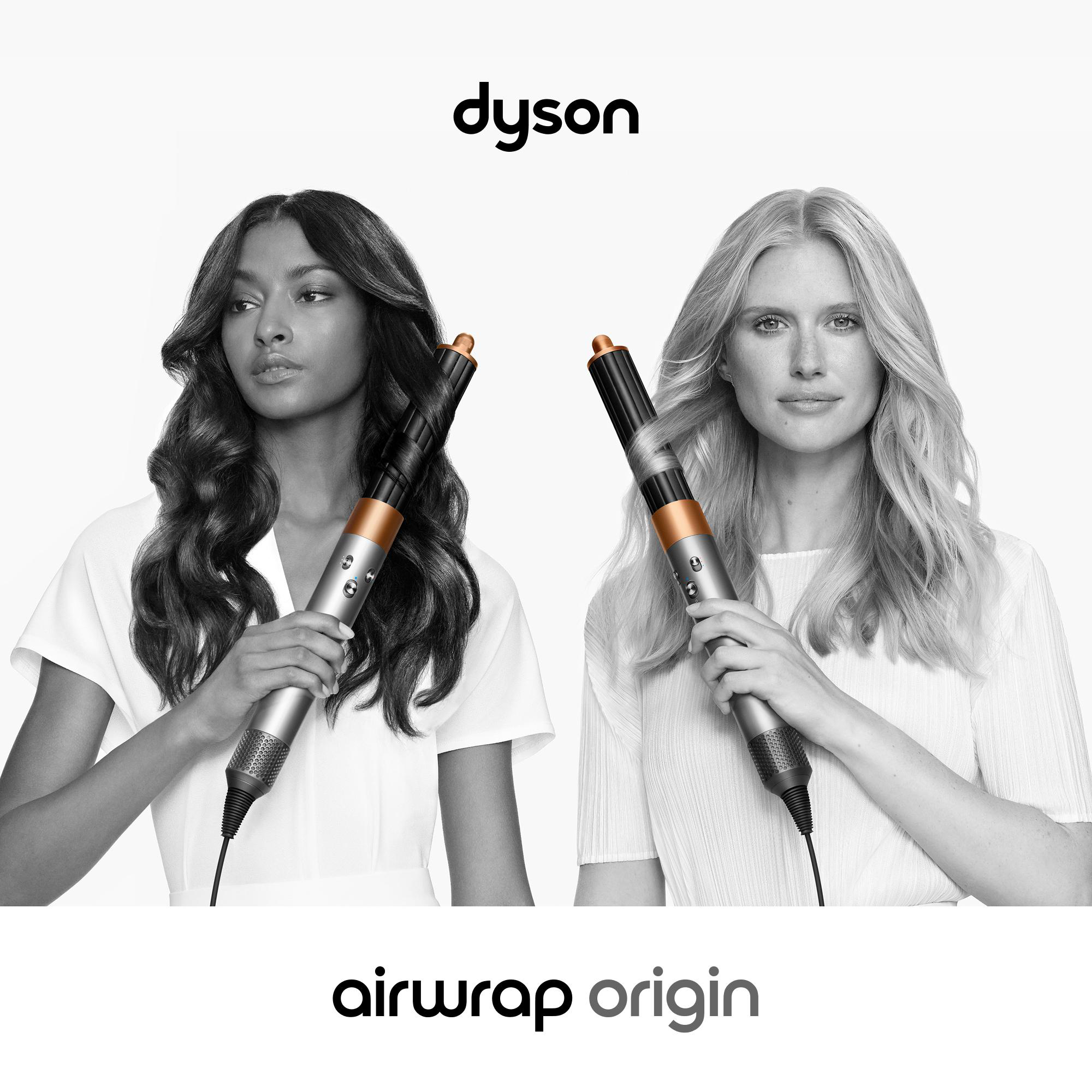 Zwei Frauen halten Dyson Airwrap Styler. Eine hat dunkle Haare, die andere blonde. Dyson und Airwrap Origin sind die Logos.