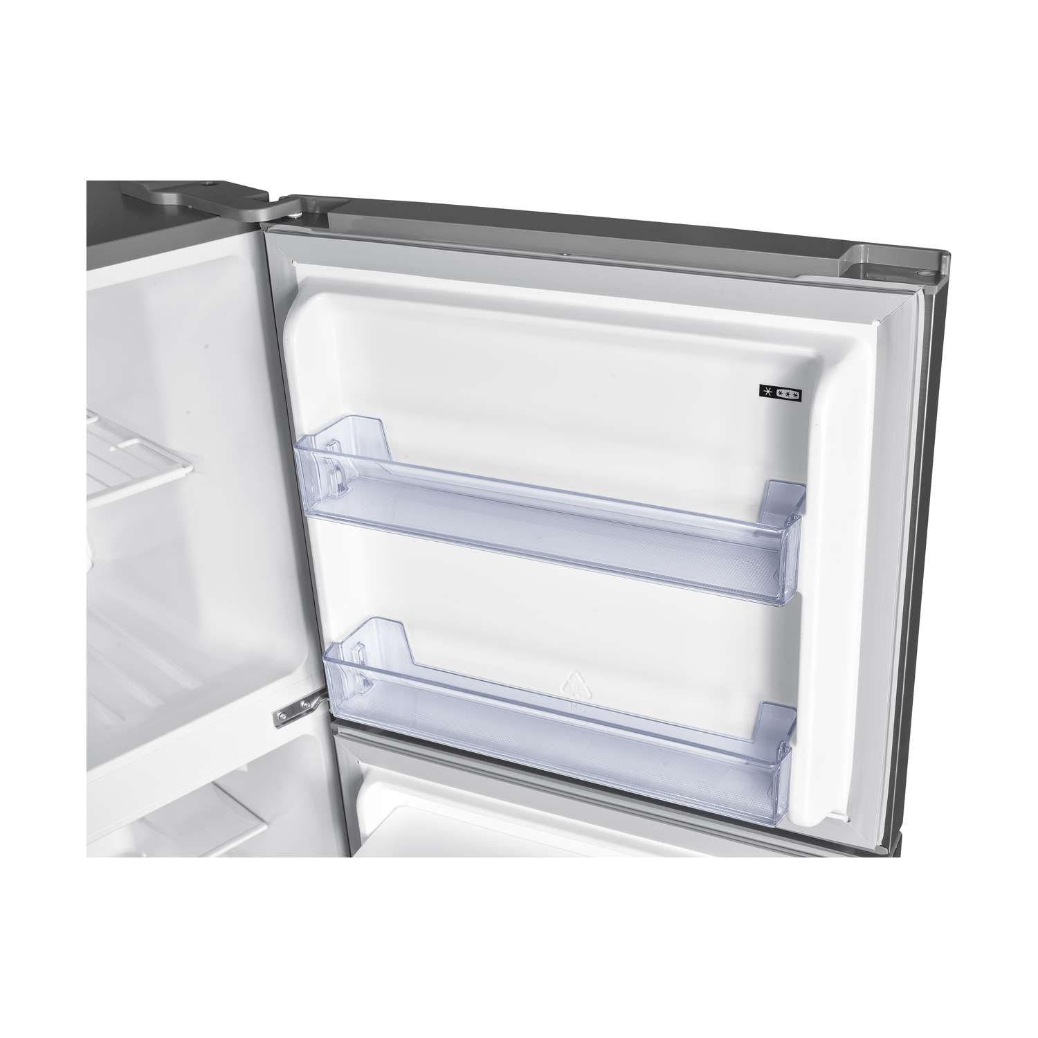 Un frigorifero aperto rivela ripiani e scomparti in plastica trasparente. La porta è aperta mostrando l'interno bianco e grigio.