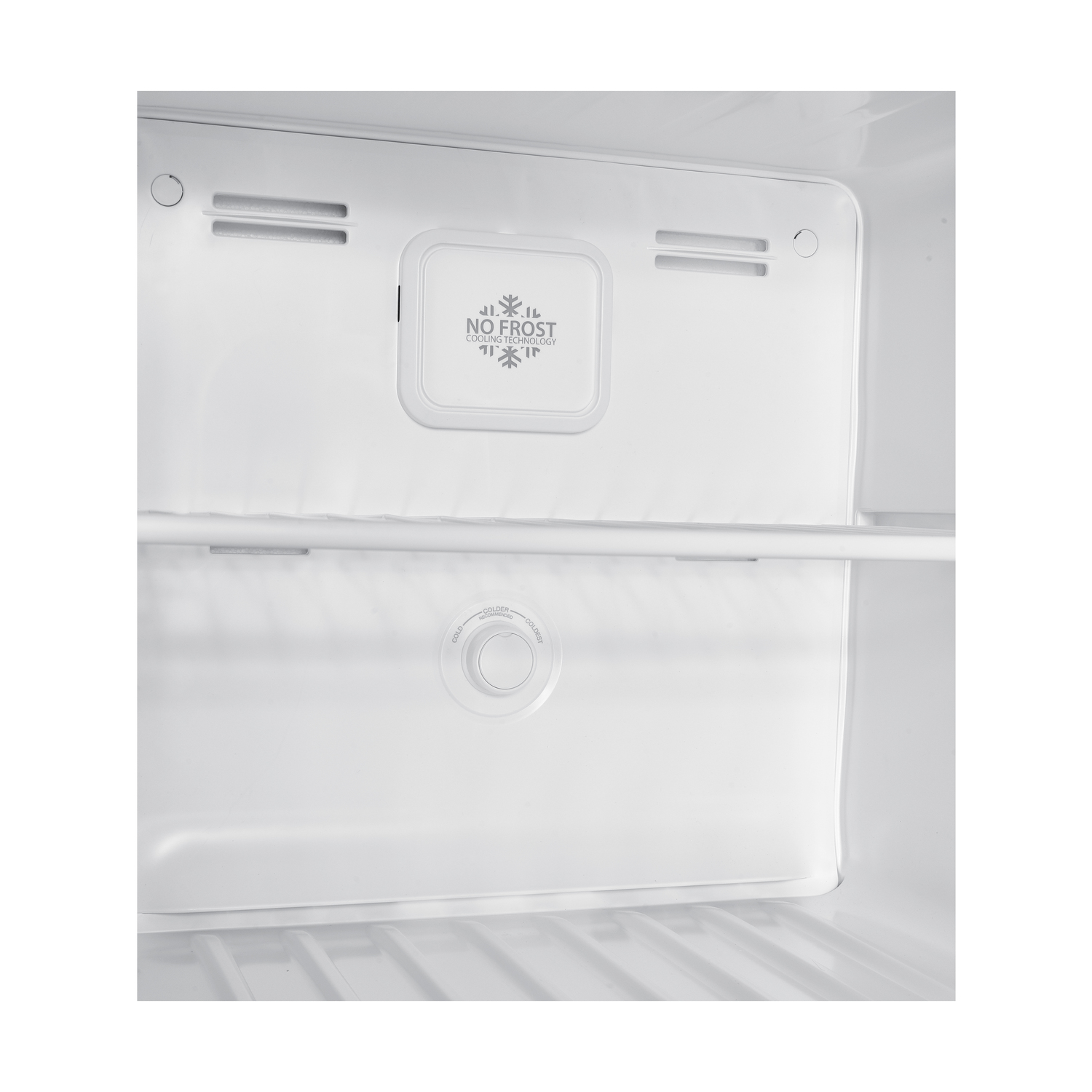 All'interno di un frigorifero bianco. Le caratteristiche includono un pannello 'No Frost', ripiani e un quadrante di controllo della temperatura. Interno pulito e vuoto.