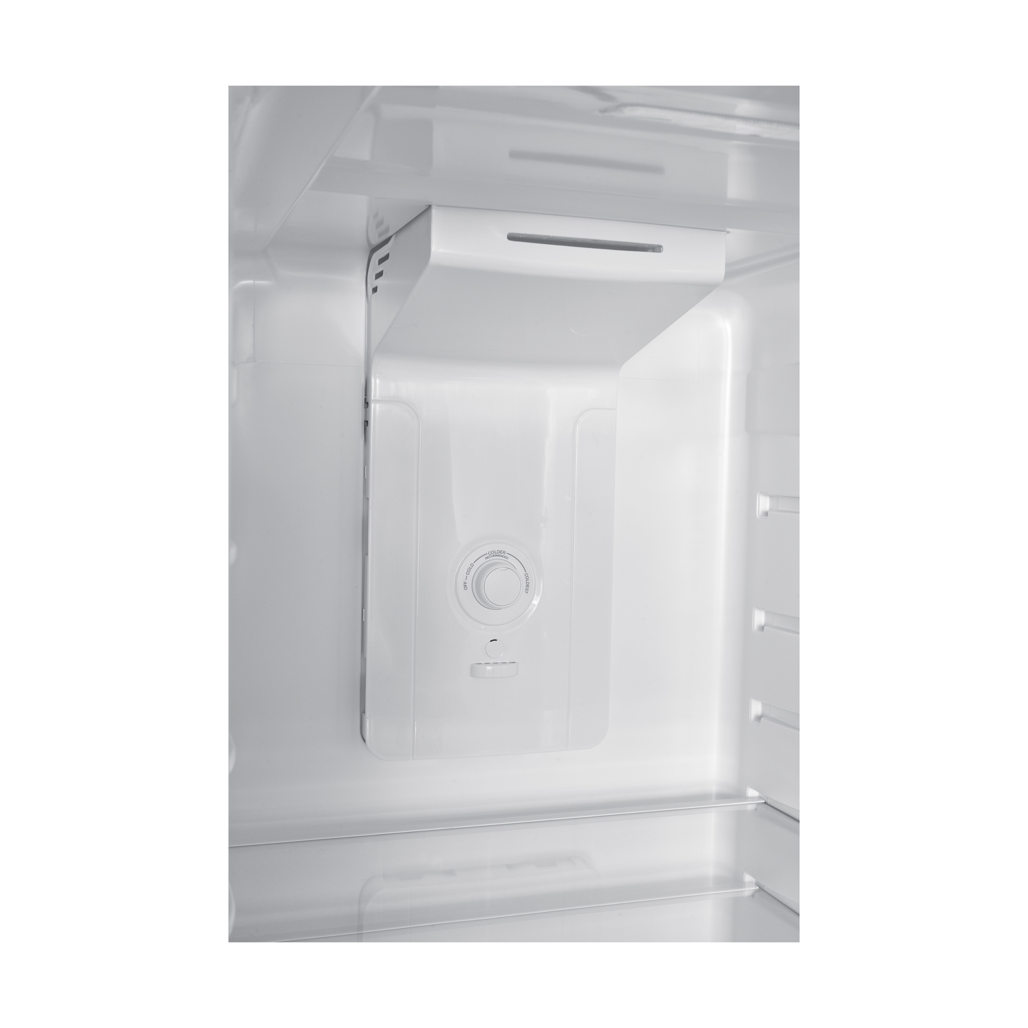 All'interno di un frigorifero bianco. Un pannello di controllo bianco con un quadrante e un cassetto scorrevole. Scaffali visibili.