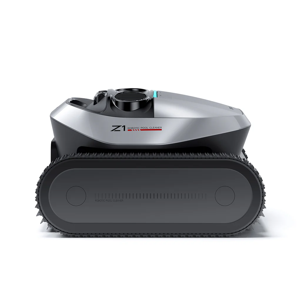 Egy robotmedence-tisztító, ezüst és fekete, 'Z1 Robotic Pool Cleaner' felirattal. Lánctalppal rendelkezik a mozgáshoz, fehér háttér előtt.