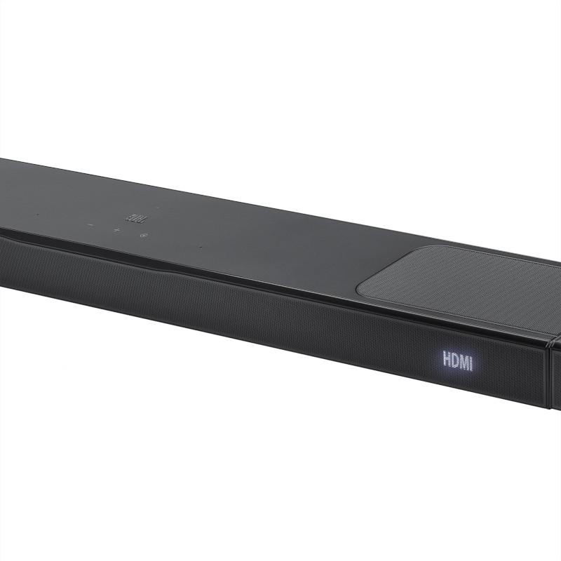 Eine schwarze Soundbar mit HDMI-Anschluss und einem Lautsprechergitter. Die Oberseite hat ein Logo und Bedientasten.
