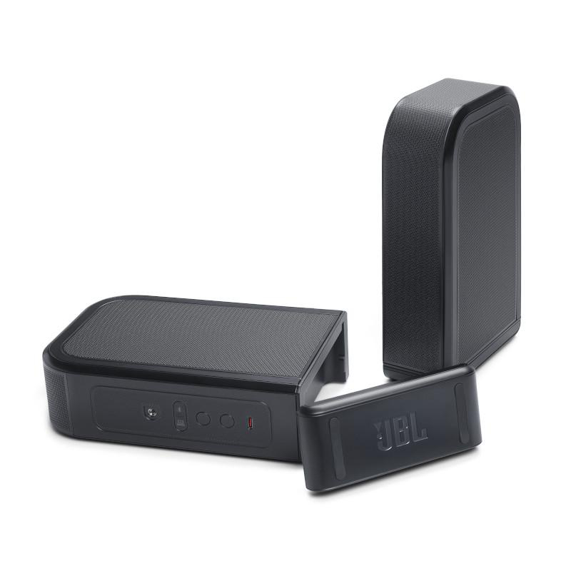 Ein schwarzes JBL-Soundsystem mit drei Komponenten. Eine ist eine lange, flache Einheit, eine andere ist hoch und rechteckig, und die dritte ist klein.