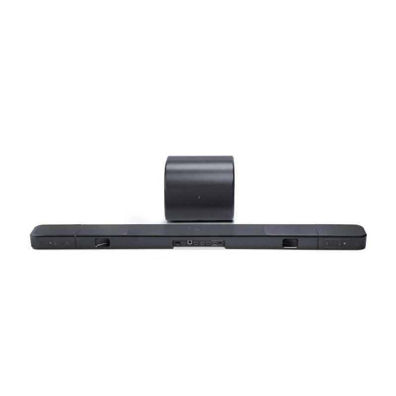 Eine schwarze Soundbar und ein Subwoofer sind auf weißem Hintergrund zentriert. Die Soundbar ist lang und rechteckig, der Subwoofer liegt darüber.