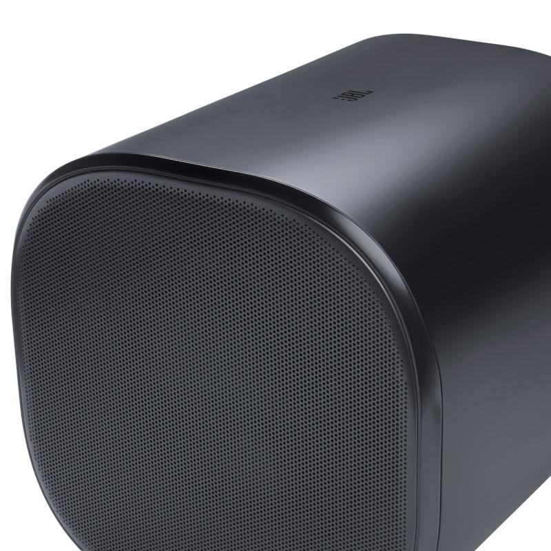 Nahaufnahme eines schwarzen JBL-Lautsprechers. Der Lautsprecher hat eine abgerundete Form mit einer Netzfront. Die Oberseite ist glatt mit einem Logo.