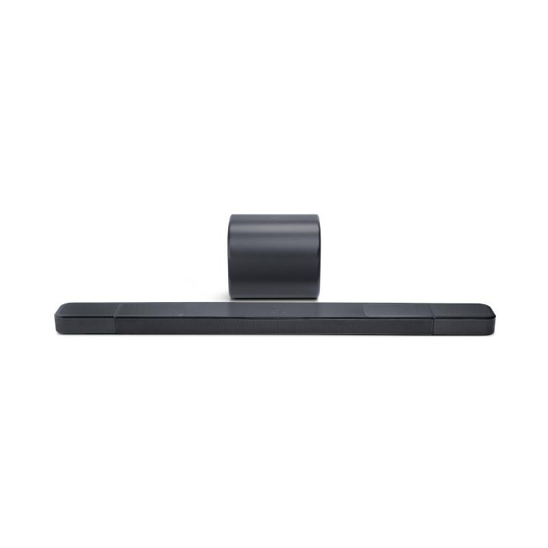 Eine schwarze Soundbar und ein Subwoofer werden auf weißem Hintergrund dargestellt. Die Soundbar ist lang und rechteckig.