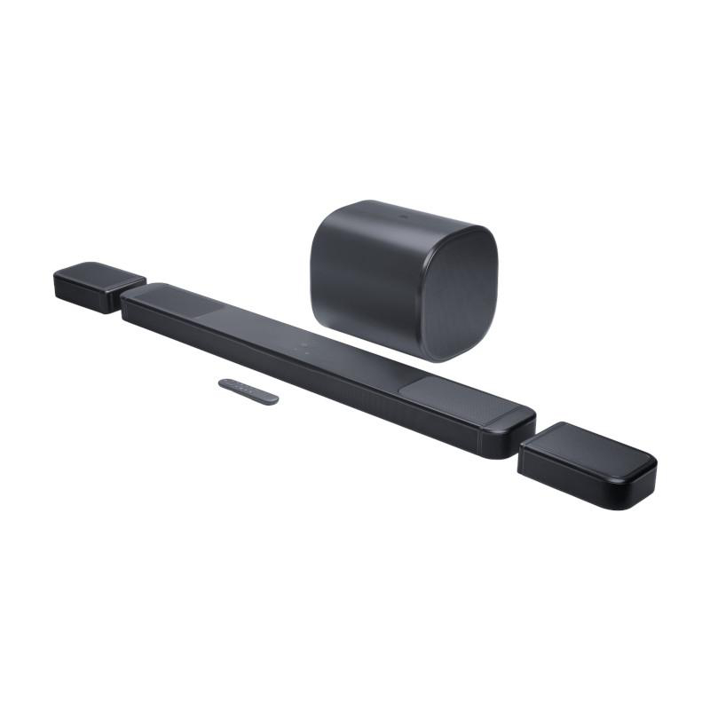 Ein schwarzes Soundbarsystem mit Subwoofer, zwei abnehmbaren Lautsprechern und Fernbedienung auf weißem Hintergrund.