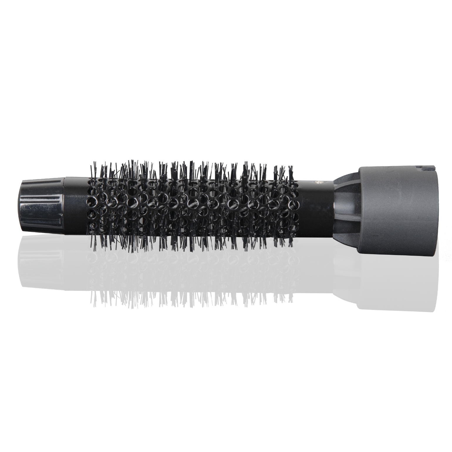 Eine schwarze Haarbürste liegt horizontal auf einer weißen Oberfläche mit klarer Spiegelung. Die Bürste hat Borsten.