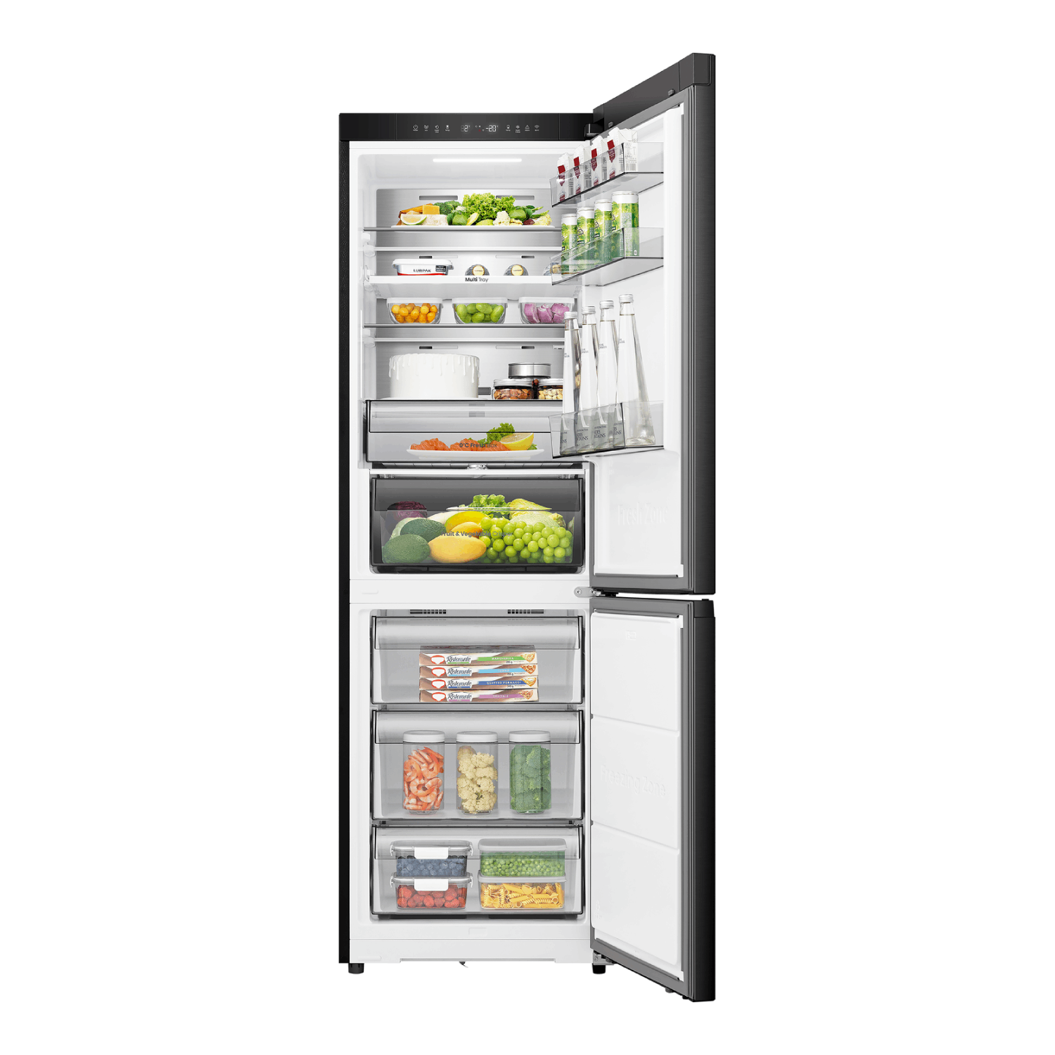 Een open koelkast toont verschillende voedingsmiddelen zoals groenten, fruit en verpakte goederen op planken en in laden. De deur staat open.
