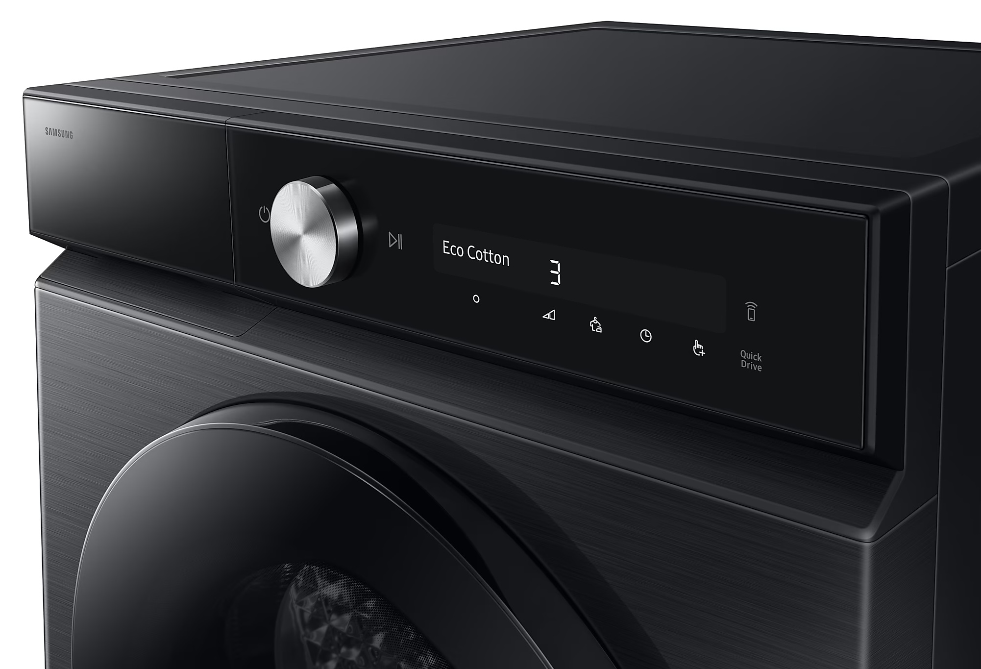 Czarna pralka Samsung. Posiada cyfrowy wyświetlacz, srebrne pokrętło i podświetloną opcję 'Eco Cotton'.