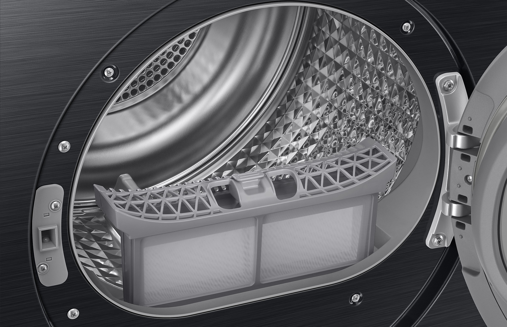 Otwarty wnętrze suszarki. W bębnie znajduje się filtr. Drzwi są otwarte, a maszyna jest czarno-srebrna.