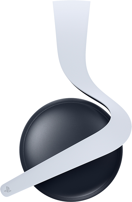 Egy fehér és fekete PlayStation 5 gaming headset. Egy fehér ív csatlakozik a sötétkék fülhallgatóhoz. Látható a PlayStation logó.