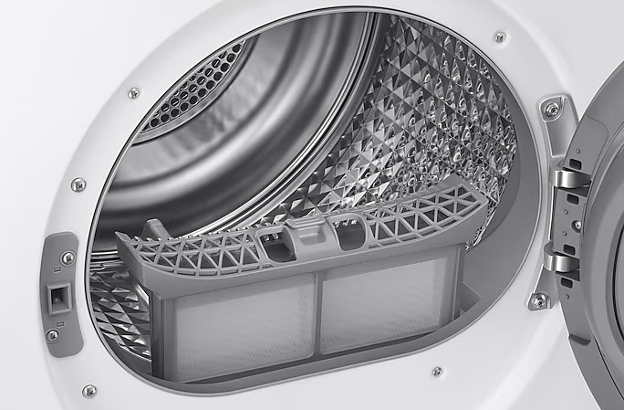 Otwarte drzwi suszarki odsłaniają wnętrze, filtr i bęben. Wnętrze jest srebrne z wzorzystym tyłem. Drzwi są białe.