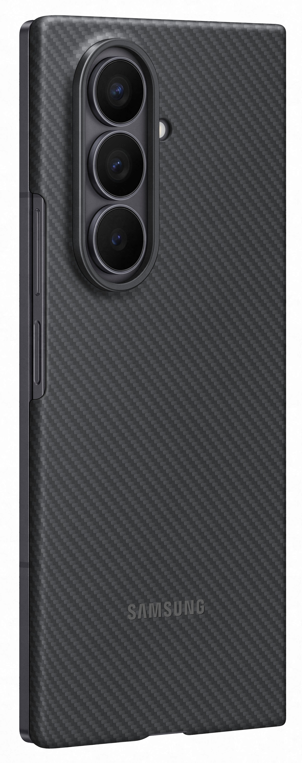 Zbliżenie na etui na telefon z fakturą z włókna węglowego. Widoczne są trzy obiektywy aparatu. Logo Samsung znajduje się na dole.