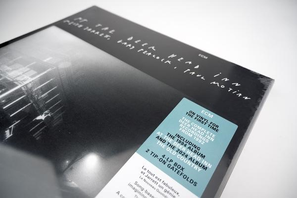Egy bakelit lemez album műanyagba csomagolva. A címe: "At The Deer Head Inn". Egy matrica emeli ki az album jellemzőit.