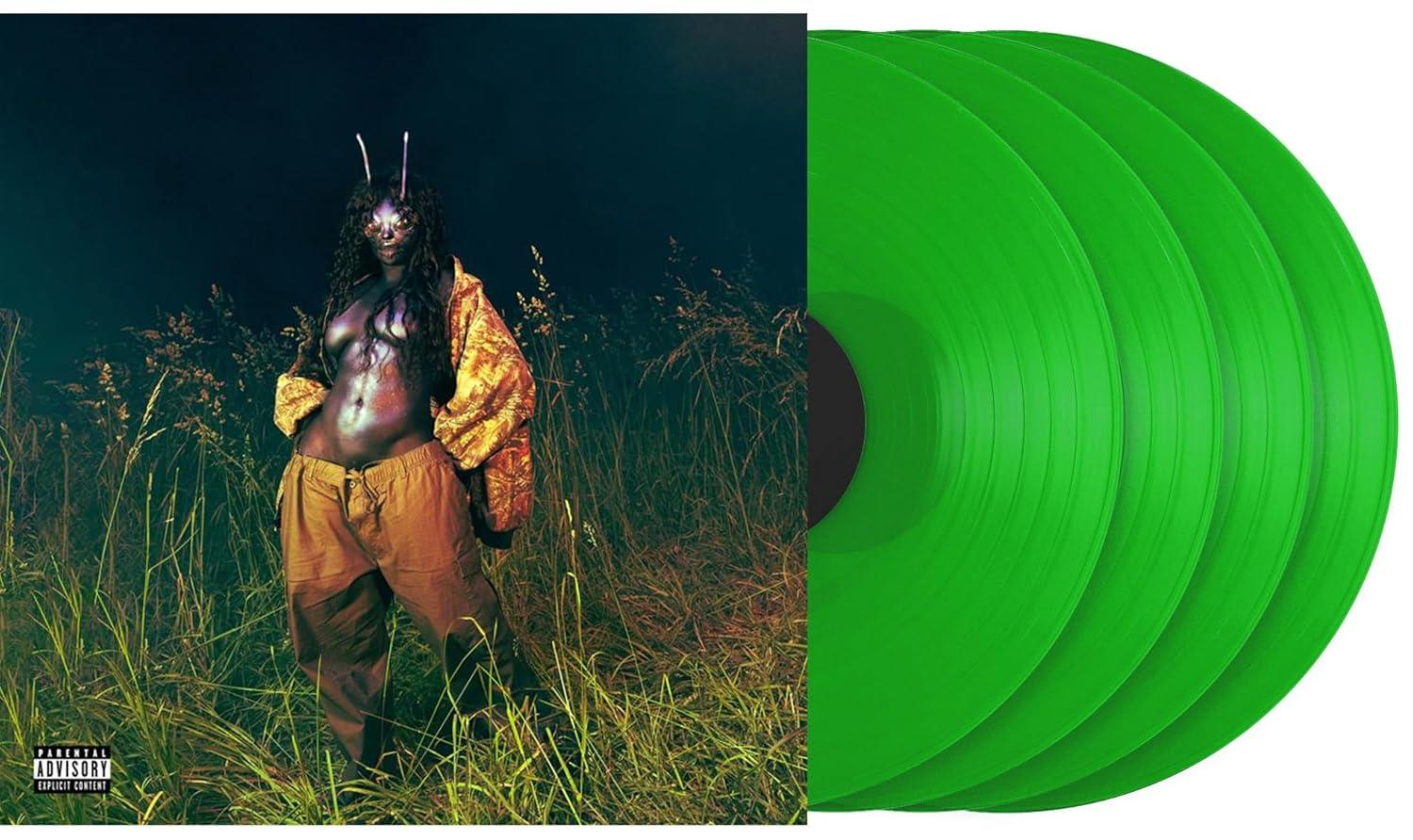 Person mit insektenartigen Merkmalen steht auf einem Feld. Grüne Schallplatten rechts. Dunkler Hintergrund, grasiger Vordergrund.