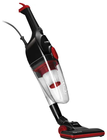 Czarno-czerwony odkurzacz stoi wyprostowany. Rękojeść i podstawa są czarne z czerwonymi akcentami. Pojemnik na kurz jest przezroczysty.