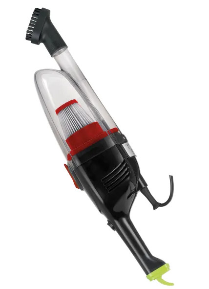 Czarno-czerwony odkurzacz ręczny z nasadką szczotkową. Przezroczysty pojemnik na kurz odsłania filtr. Widoczna dysza z zieloną końcówką.