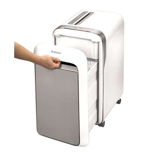 Una mano abre la puerta de una destructora de papel blanca Fellowes. El contenedor está lleno de papel triturado. La destructora tiene un borde plateado.