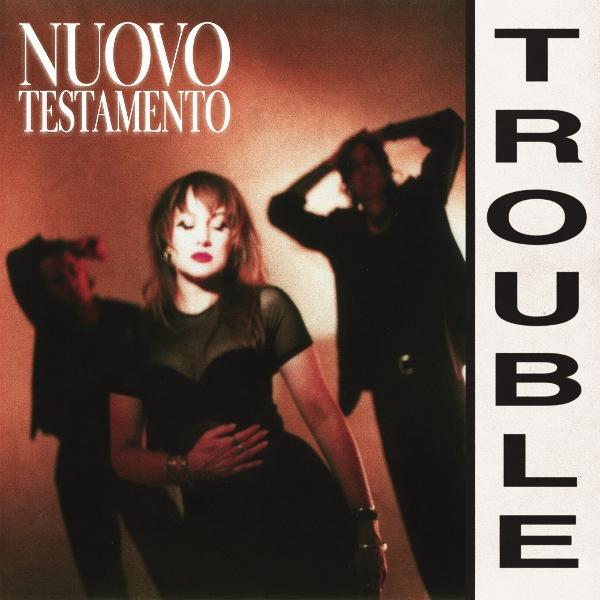 Albumcover: Frau in schwarzem Kleid mit roten Lippen, zwei Männer im Hintergrund. Text: Nuovo Testamento und Trouble.