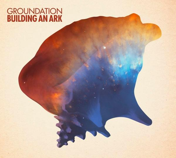 Eine Muschelsilhouette mit einem nebelartigen Design im Inneren. Oben links steht in roter Schrift: 'GROUNDATION BUILDING AN ARK'.