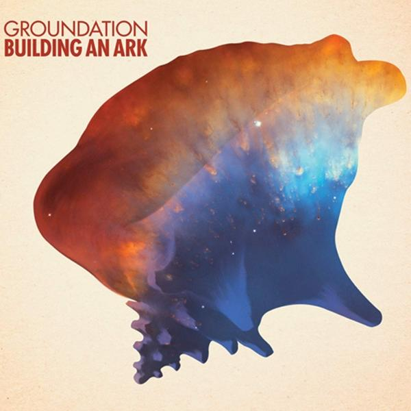 Albumcover mit einer muschelförmigen Form, gefüllt mit einem nebelartigen Bild und dem Text "GROUNDATION BUILDING AN ARK".