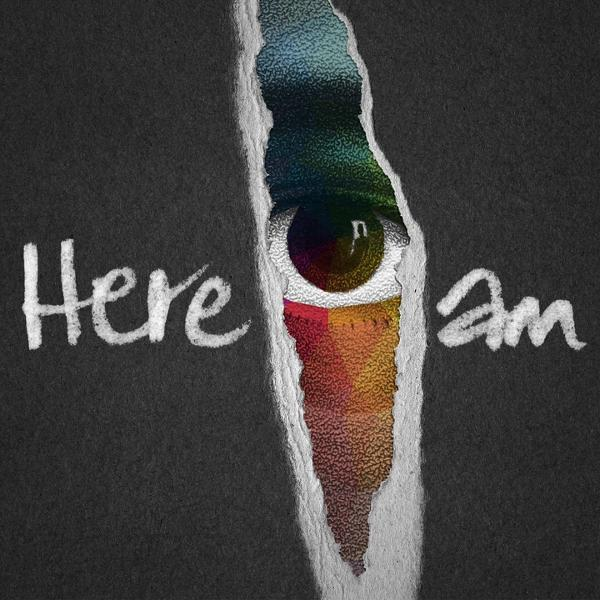 Ein Auge blickt durch ein zerrissenes Papier. Die Worte „Here am“ stehen auf dem schwarzen Hintergrund. Das Auge hat Regenbogenfarben.