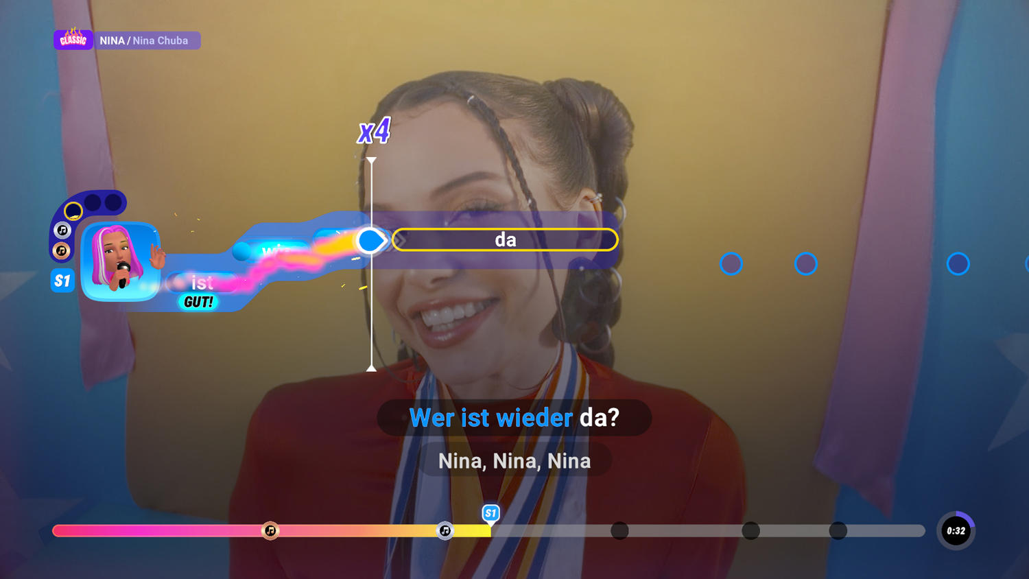 Eine lächelnde Frau in einem Musikspiel. Der Text lautet 'Wer ist wieder da?' und 'da'. Spieloberfläche mit Fortschrittsbalken und Punktzahl.