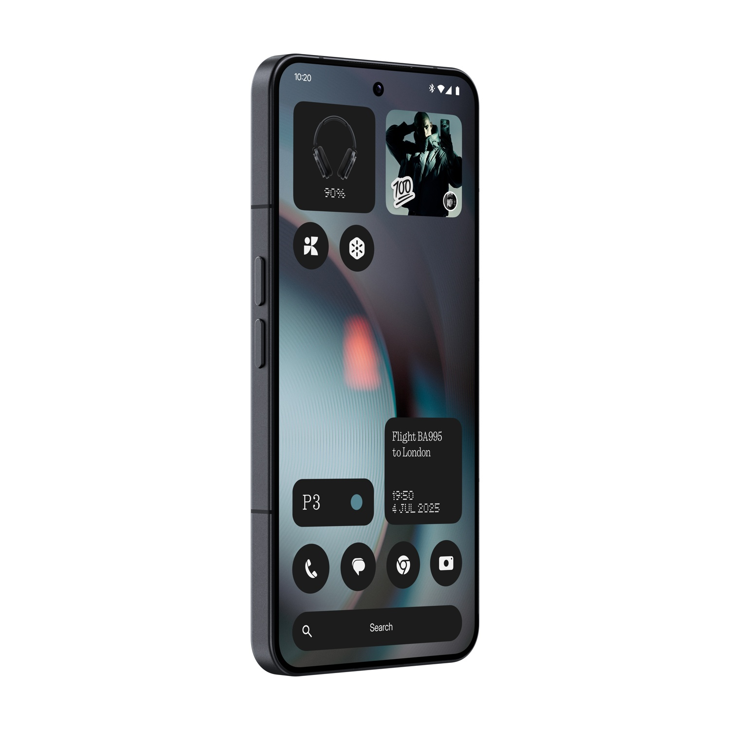 Uno smartphone mostra una schermata iniziale con widget come cuffie, una persona, dettagli del volo e icone per chiamate, messaggi e ricerca.