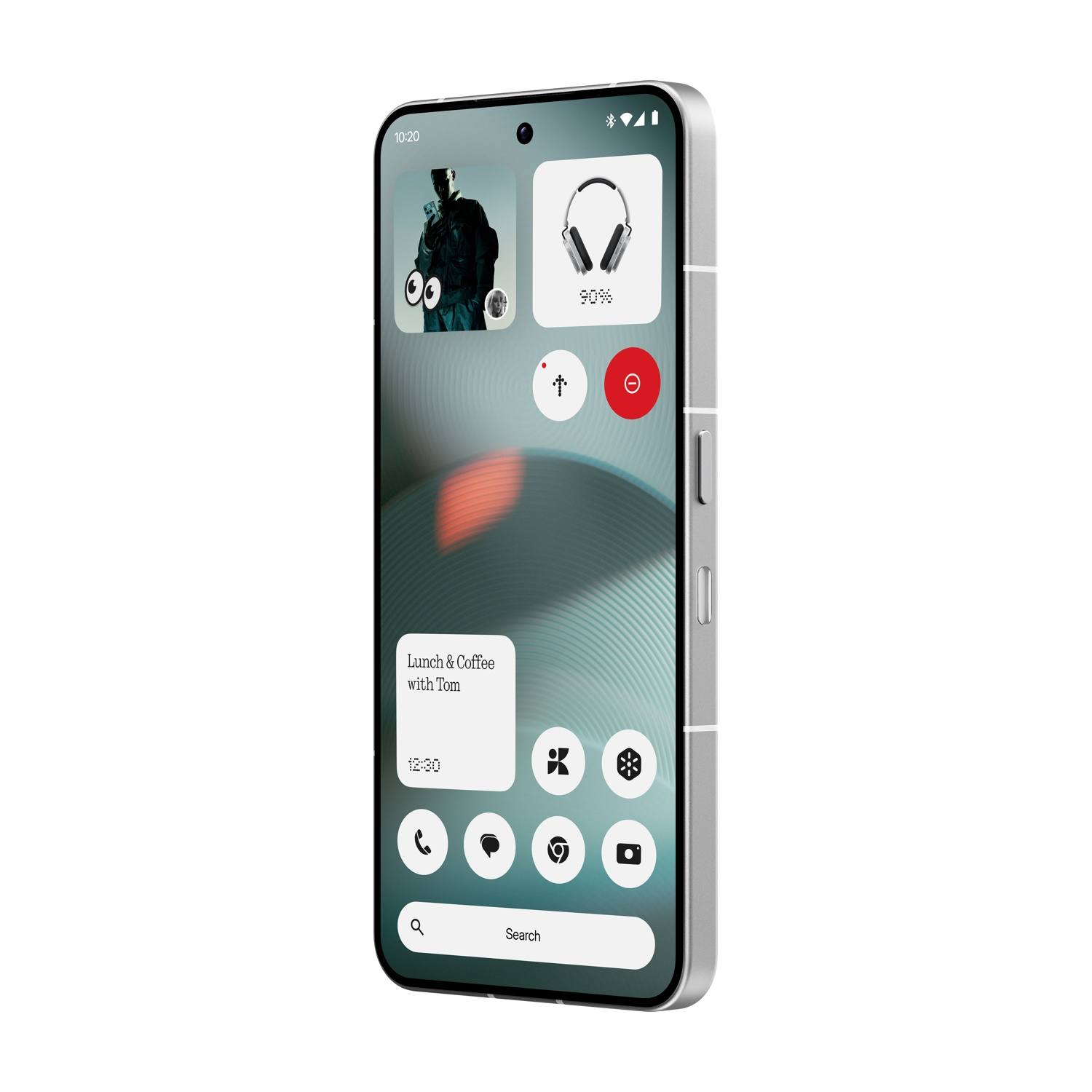 Uno smartphone con interfaccia digitale che mostra un uomo, cuffie e icone di app. Lo schermo mostra ora, batteria e notifiche.
