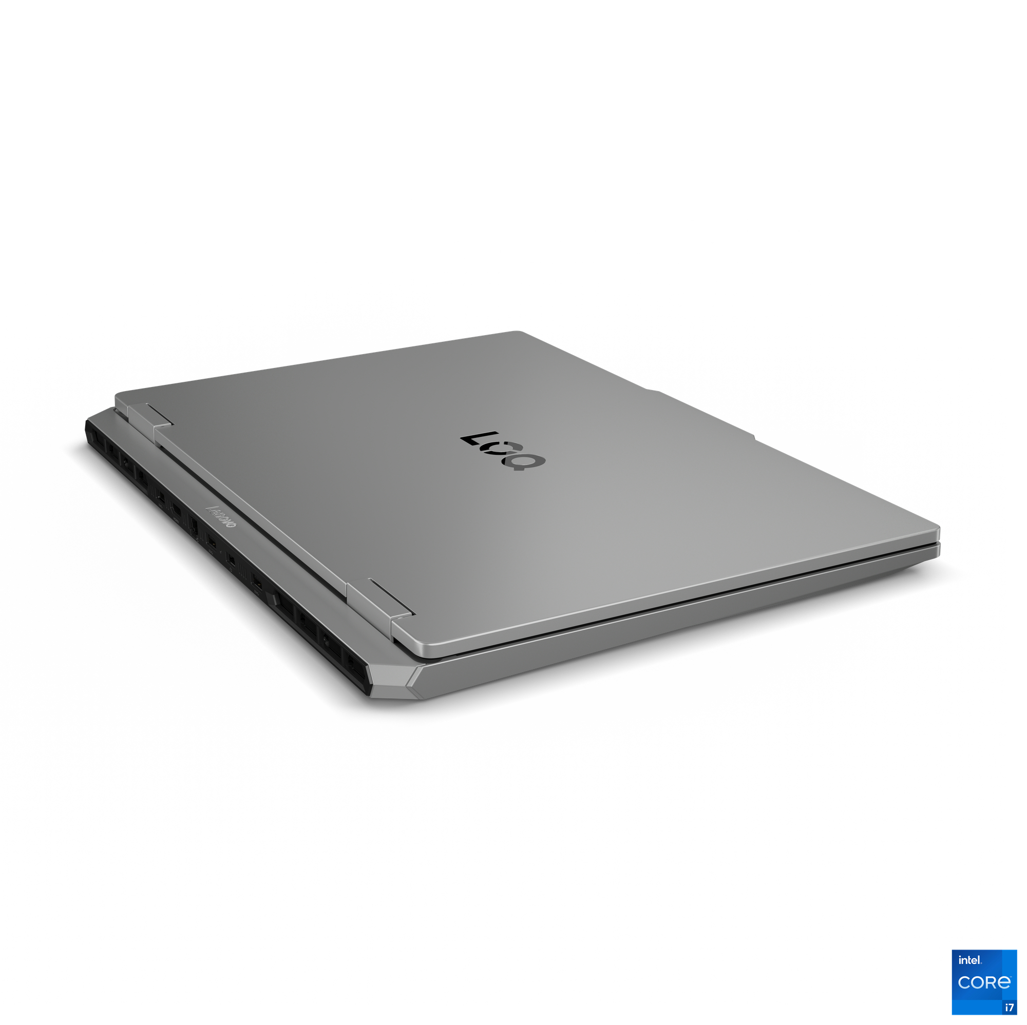 Ein geschlossener silberner Lenovo-Laptop auf weißem Untergrund. Das Intel Core i7-Logo ist sichtbar. Lenovo-Logo ist an der Seite.