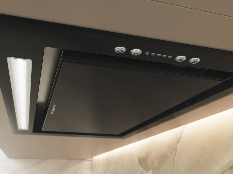 Czarny okap kuchenny Whirlpool jest zamontowany pod jasną szafką. Ma przyciski sterowania i wbudowane oświetlenie.