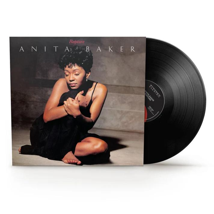 Anita Baker album borító, fekete ruha, ül, bakelit lemez. Az album címe 'Rapture', 'Anita Baker' nagy betűkkel.