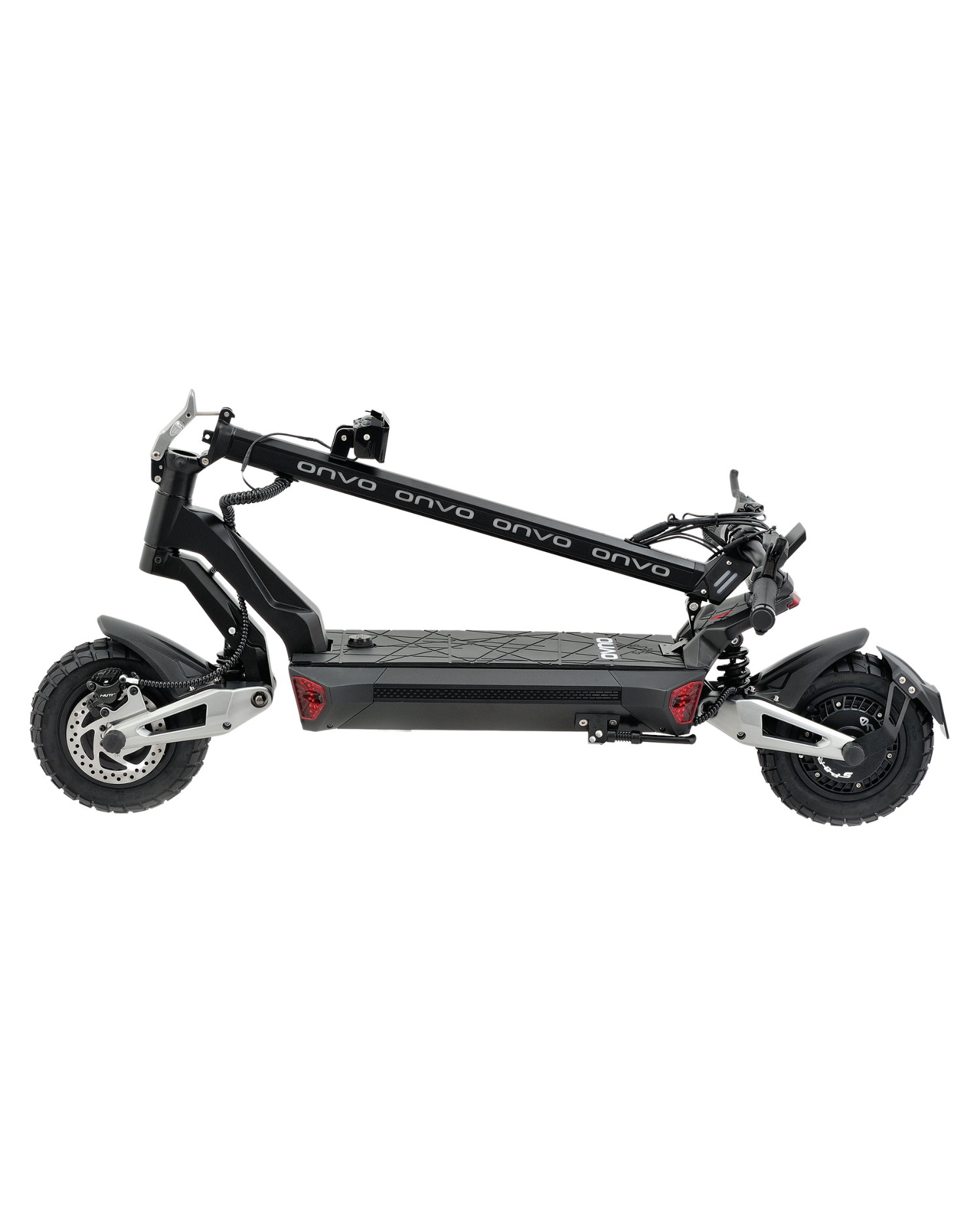 Siyah arka planda siyah elektrikli scooter. Gidonunda 'onvo' yazısı var.