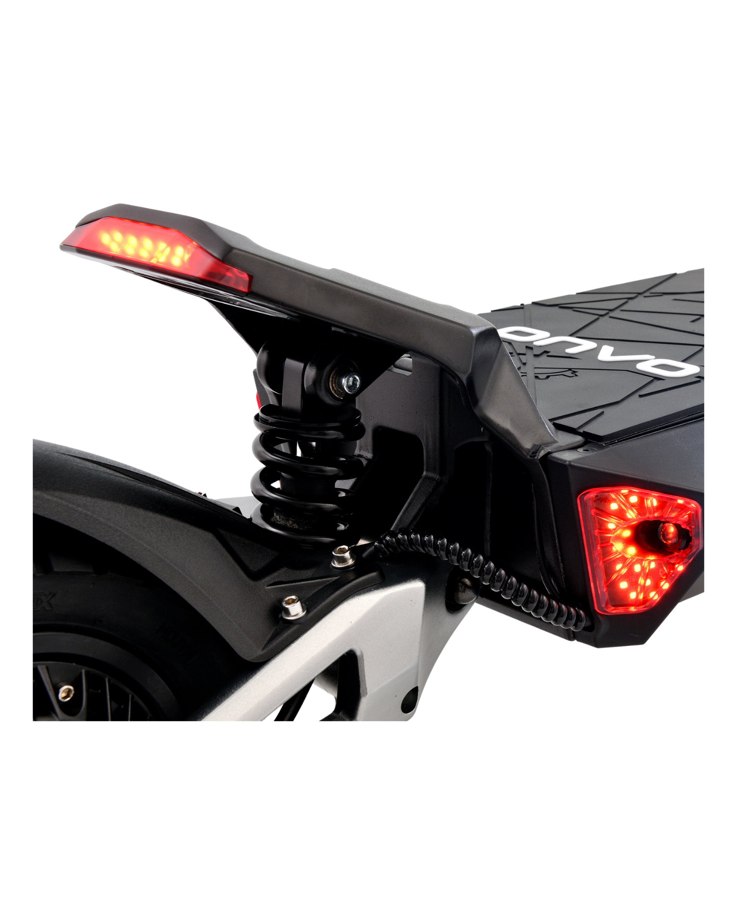 Elektrikli scooter'ın arka kısmının yakın çekimi. Kırmızı arka lambalar, siyah bir amortisör ve arka tekerlek görülüyor. Arka plan siyahtır.