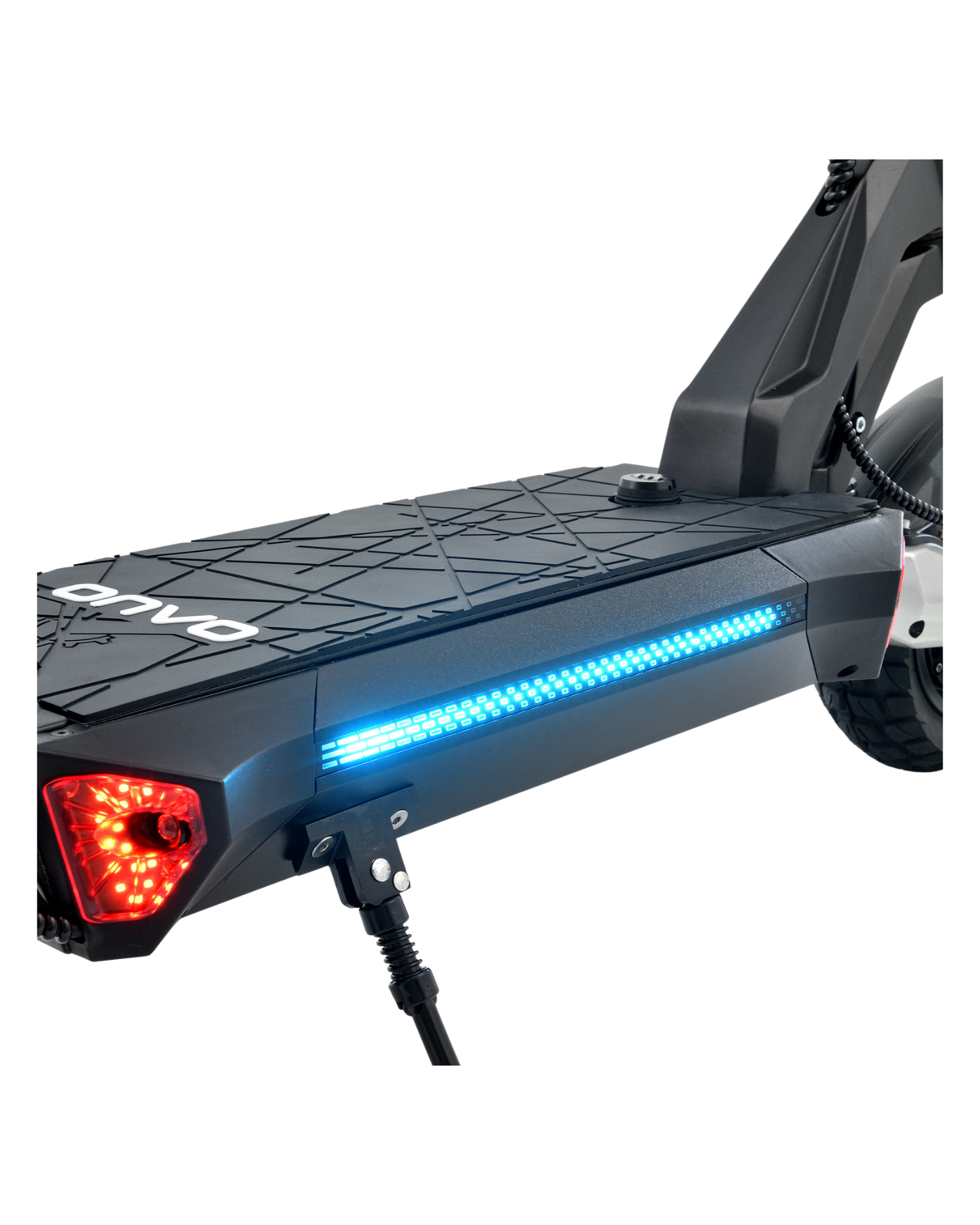 Siyah elektrikli scooter detayı. LED ışıklar, kırmızı stop lambası ve marka adı bulunuyor. Siyah arka plan.