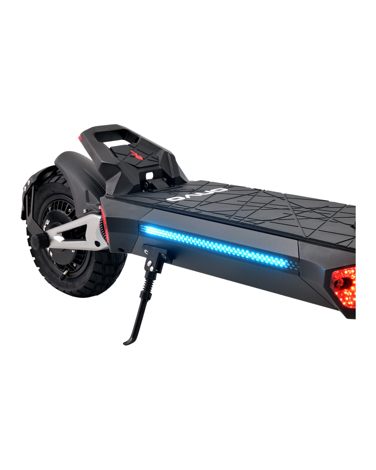 Mavi ışıklı, kırmızı arka lambalı ve ayaklıklı siyah elektrikli scooter. Lastik siyahtır ve güverte dokuludur.