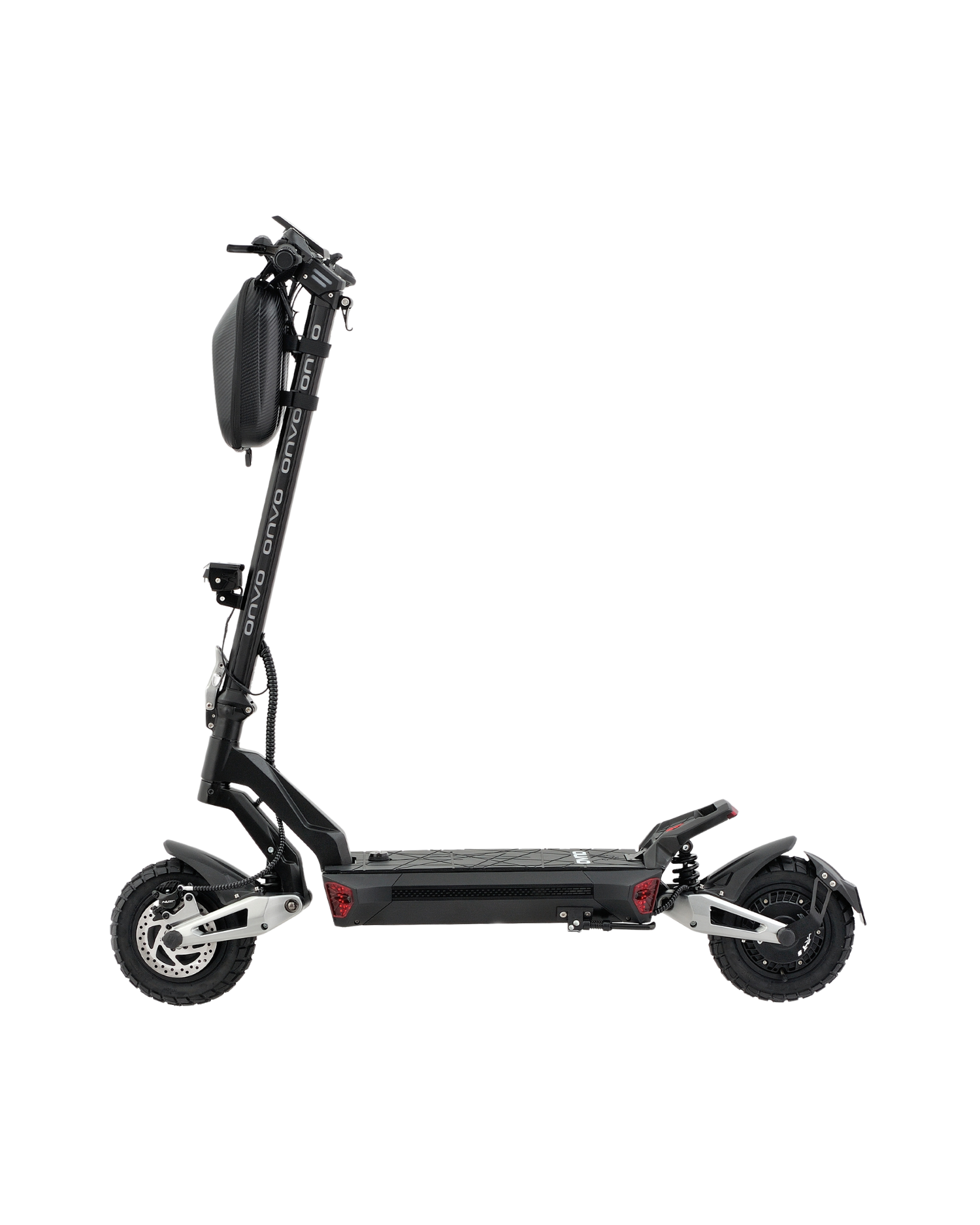 Siyah elektrikli scooter siyah bir arka plan üzerinde. Siyah çerçeve, tekerlekler ve gidona bağlı bir çanta var.