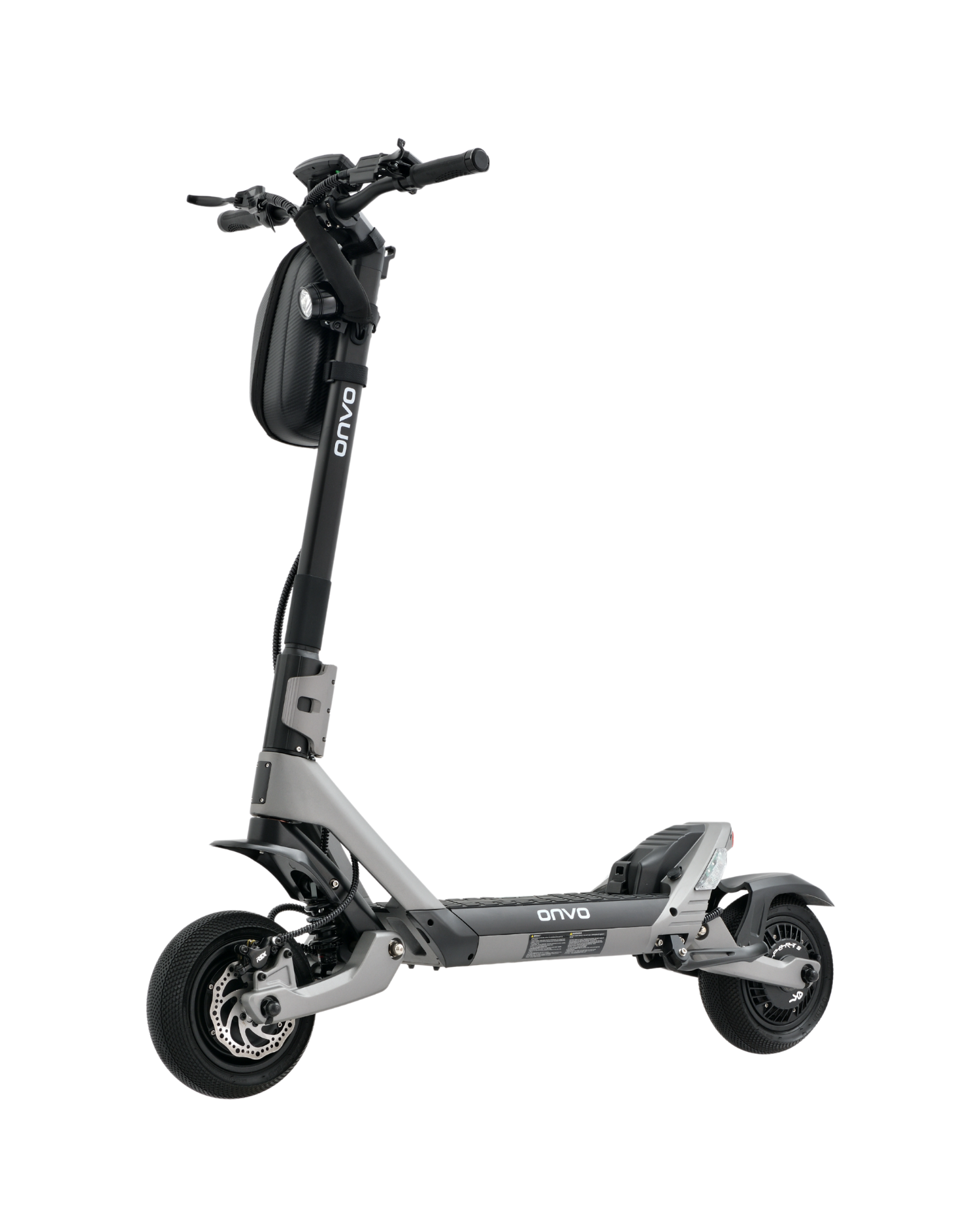 Siyah bir arka plan üzerinde elektrikli bir scooter. Gri ve siyahtır, 'ONVO' markasıyla. Scooter'ın bir farı ve küçük bir çantası var.