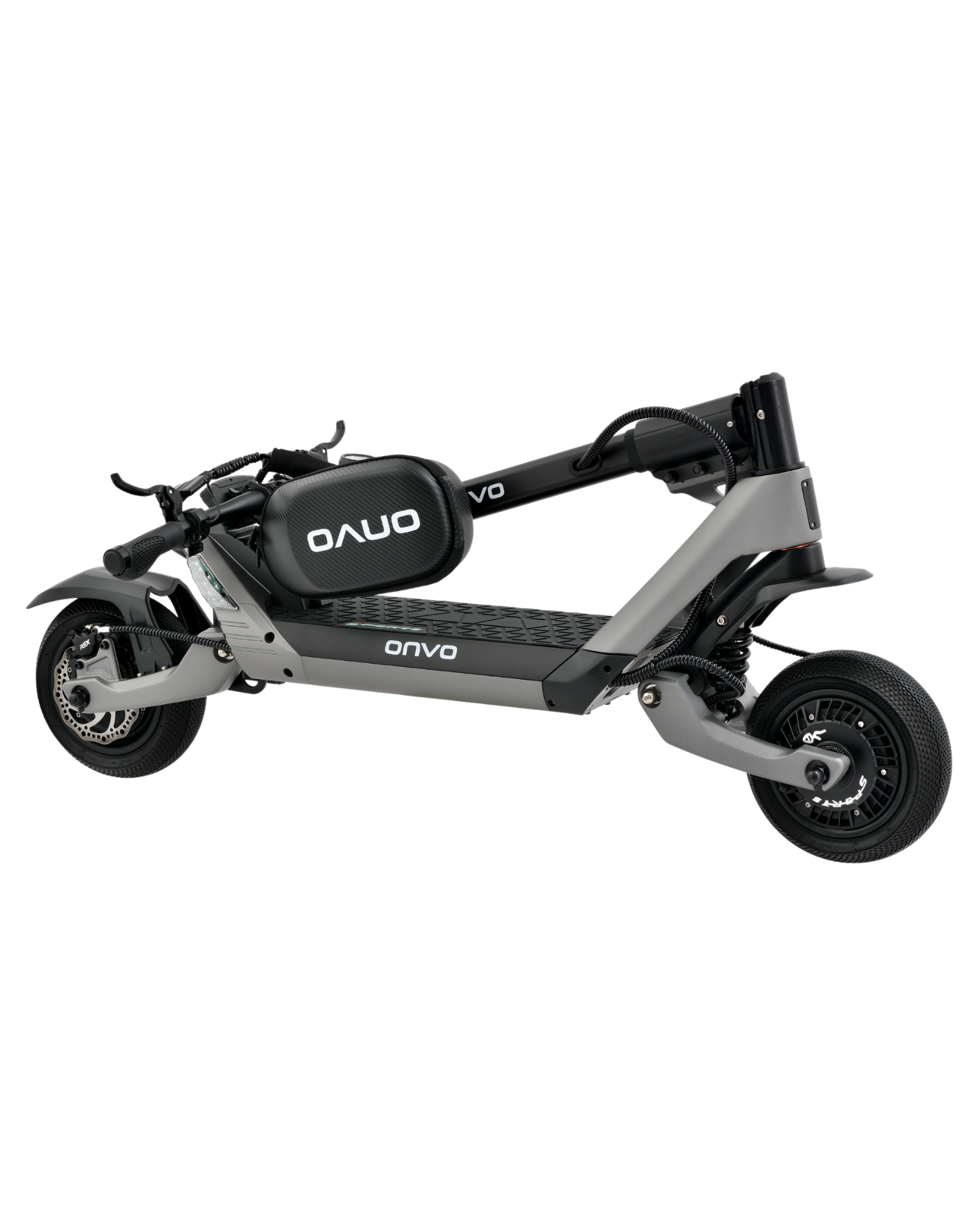 Siyah ve gri renk düzenine sahip bir elektrikli scooter. Scooter'da "ONVO" markası bulunuyor.
