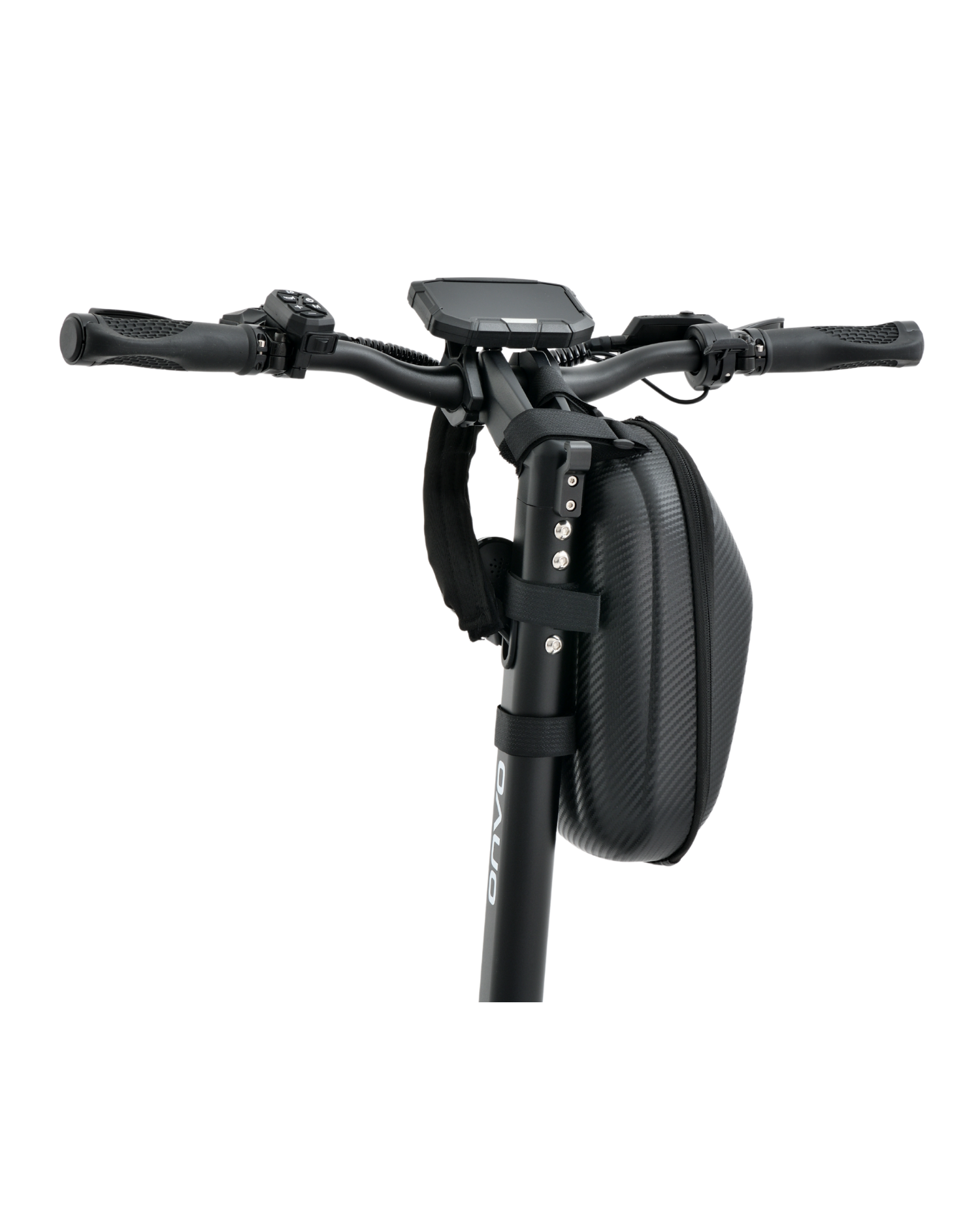 Ekranı, kontrolleri ve bağlı bir saklama çantası olan siyah elektrikli scooter gidonu. Siyah arka plan.